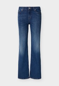 Σκούρο μπλε τζιν παντελόνι με ελαφρώς φαρδύ πόδι, κούμπωμα με κουμπί και φερμουάρ μπροστά, καθώς και τσέπες μπροστά και πίσω σε απλό φόντο.