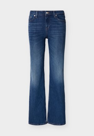 Mørkeblå denimjeans med lett vide ben, knapp- og glidelåslukking foran, og lommer både foran og bak, på en ensfarget bakgrunn.