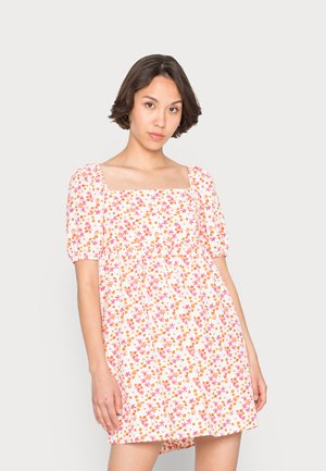 Vestido floral com decote quadrado, mangas curtas bufantes, apresenta flores laranja e rosa sobre um fundo branco, feito de um tecido leve.