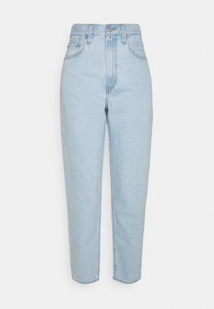 Jean denim bleu clair taille haute avec bouton et fermeture éclair devant, cinq poches et coupe droite sur fond blanc uni.