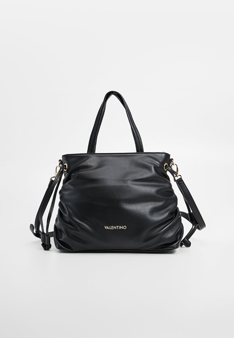 Bolso tote de cuero negro con textura arrugada, herrajes dorados, asas dobles y correa de hombro desmontable, con un logotipo en la parte frontal.