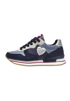 Marineblå og sølv sneakers med sorte snørebånd, hvidt hjerte-logo på siden, rød tunge detalje og hvid sål med rød stribe og gummiydersål.