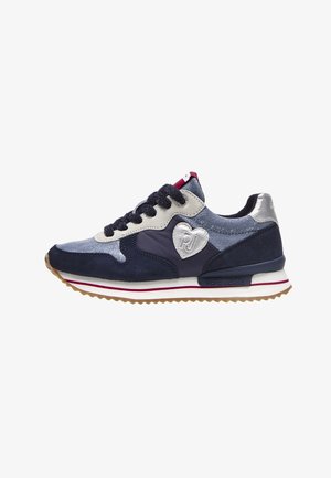 Baskets bleu marine et argent avec lacets noirs, logo cœur blanc sur le côté, détail rouge sur la languette, et semelle blanche avec bande rouge et semelle extérieure en gomme.