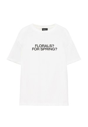 T-shirt blanc à manches courtes avec texte noir « FLORALS? FOR SPRING? » centré sur le devant.