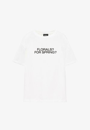 Hvid t-shirt med korte ærmer med sort tekst, der lyder "FLORALS? FOR SPRING?" centreret på forsiden.
