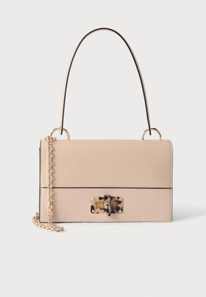 Sac à main rectangulaire beige avec une fine bandoulière bordée de noir, détail chaîne dorée et fermoir motif écaille sur l’avant.