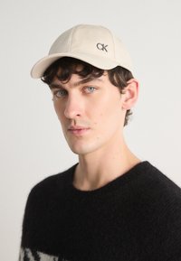 Ausgewählt, stony beige