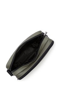 Pochette in materiale sintetico texturizzato verde oliva con accenti neri e interno nero. Presenta un compartimento foderato e hardware in argento.