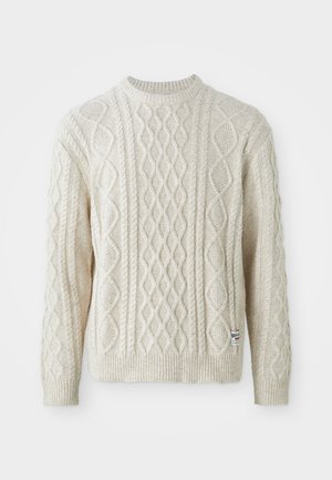 Valkoinen neulepaita, jossa on palmikkokuvioita, ribbella kootut hihansuut ja helma sekä pyöreä pääntie. Materiaali on tekstuuripintaista.