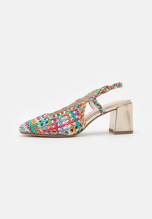 Mehrfarbiger gewebter Slingback-Schuh mit spitzer Vorderkappe und metallischem Blockabsatz vor einfachem weißem Hintergrund.