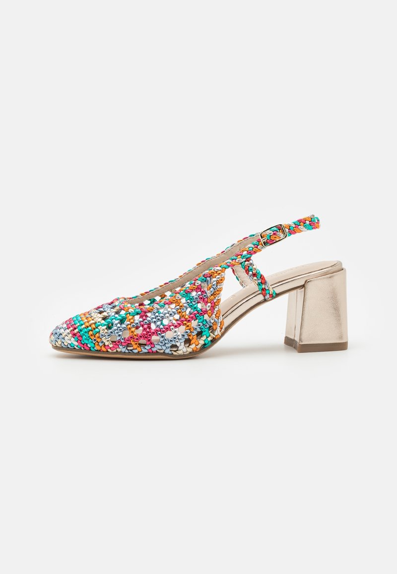 Chaussure slingback tissée multicolore à bout pointu et talon bloc métallique sur fond blanc uni.