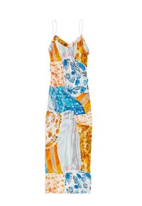 Maxi-jurk met spaghettibandjes, voorzien van een patchworkontwerp met oranje, blauwe en witte bloemen- en gestreepte patronen op een lichte stof.