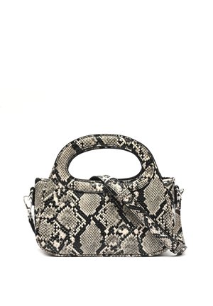 Malá kabelka s hadím vzorom v čiernej, bielej a sivej farbe, oválnym výrezom na rukoväť a odnímateľným ramenným popruhom na bielom pozadí.