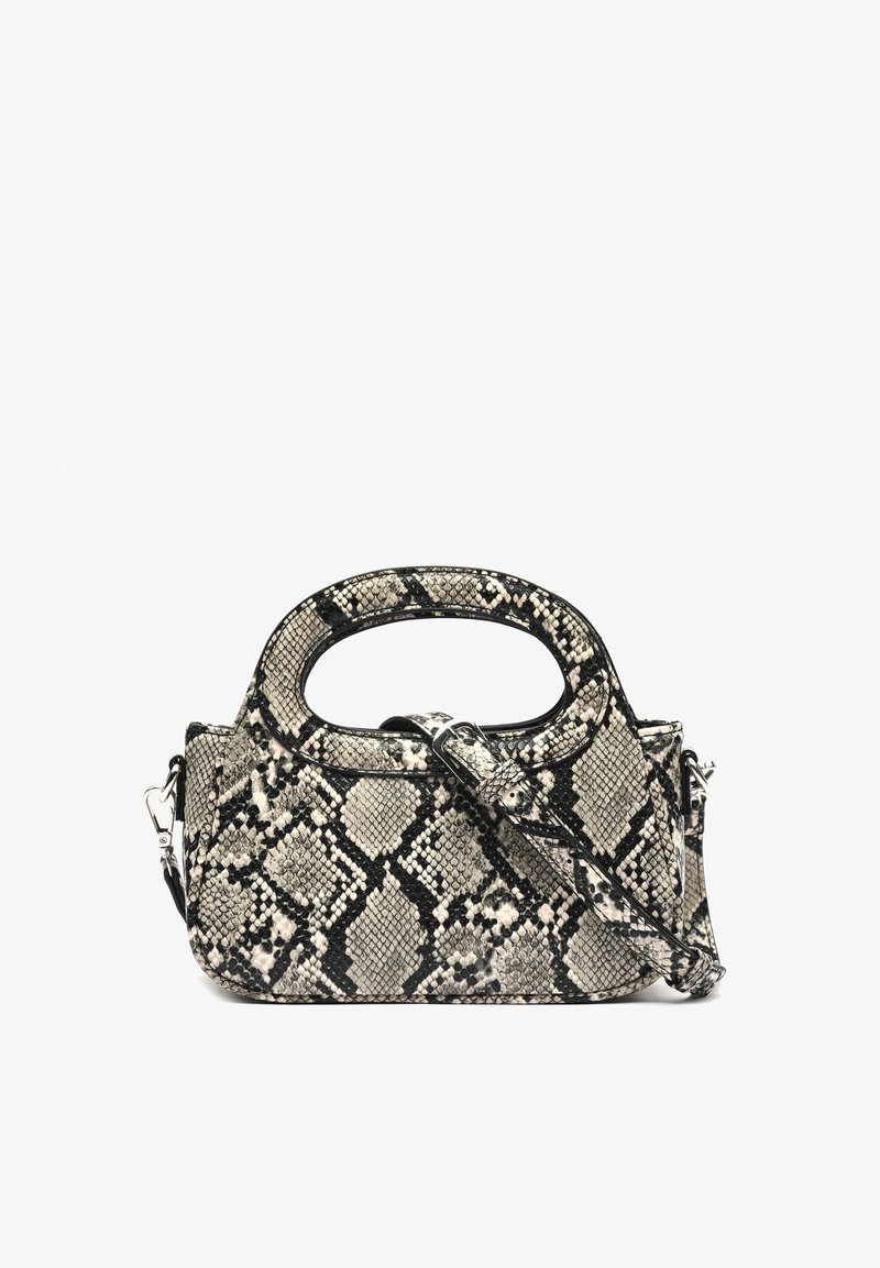 Lille håndtaske med sort, hvid og gråt slangeskinds mønster, ovalt udskåret håndtag og aftagelig skulderrem mod hvid baggrund.