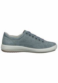 Sneaker en suede bleu clair avec six œillets, lacets gris, semelle en caoutchouc blanc, texture lisse et détails de couture subtils le long du devant.