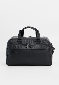 Černá nylonová taška typu duffel s dvěma horními madly, nastavitelným ramenním popruhem, přední kapsou na zip, logem, hladkou texturou a obdélníkovým tvarem.