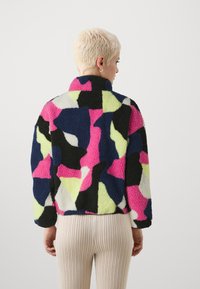 ONLY Petite ONLAMY TEDDY - Flisinis džemperis - cloud dancer/multi color