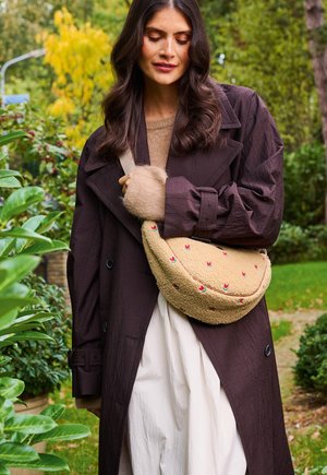 Pip Studio, FREYA HALF MOON CROSS BODY BAG TEDDY SAND 34X10X16CM - Schoudertas - sand
