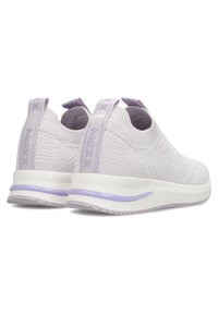 Sneakers a maglia lilla con un design testurizzato, polsini elasticizzati e una suola intermedia bianca con un accento lavanda e suola in gomma.