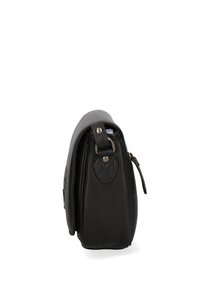 Borsa a mano in pelle nera con parte superiore in tessuto grigio, dotata di un'accetta a forma di cuore, chiusura con zip e forma arrotondata.
