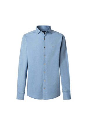 Lichtblauw overhemd met lange mouwen, knopen en kraag, met een klein geborduurd logo op de linkerborst, weergegeven op een effen witte achtergrond.