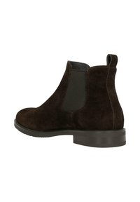 Brązowe zamszowe botki za kostkę z elastycznymi panelami bocznymi, zaokrąglonym noskiem i niskim blokowym obcasem. Posiadają pętelkę ułatwiającą zakładanie.