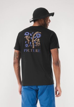 Schwarzes T-Shirt mit Grafikelementen auf der Rückseite, die blaue und braune florale Motive sowie das Wort "PICTURE" in fetter Schrift zeigen.
