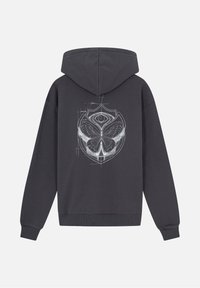 Donkergrijze hoodie met een grafisch ontwerp van een vlinder en een oog op de achterkant. Zacht materiaal, ruime capuchon en ribgebreide manchetten.