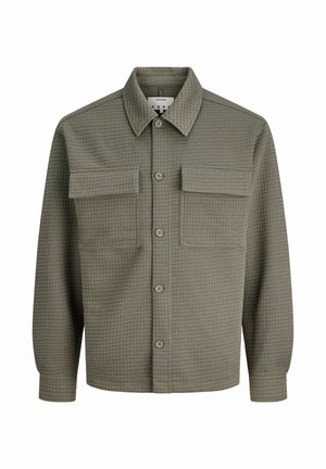 Chemise à manches longues vert olive avec un motif à carreaux subtil et deux poches poitrine à rabat.