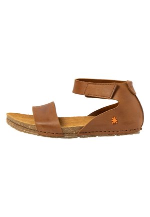 Bruine leren sandaal met enkelriem, open teen, kurken zool en klein oranje bloemenlogo aan de zijkant.