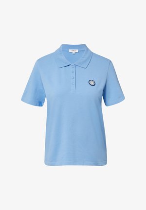 Polo shirt bleu clair en coton avec un col, patte de boutonnage à trois boutons et un logo circulaire sur la poitrine gauche. Manches courtes.