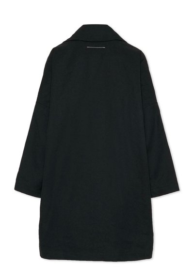 Czarny, bawełniany, długi płaszcz z kołnierzem, luźnym krojem i rękawami o długości do połowy przedramienia. Posiada prosty dół i pojedynczy dekoracyjny szew z tyłu.