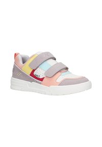 Niedrig geschnittene Sneaker mit pastellrosa, gelben, blauen und grauen Einsätzen, zwei grauen Klettverschluss-Riemen, weißer Sohle und einem Mesh-Fersenbereich.