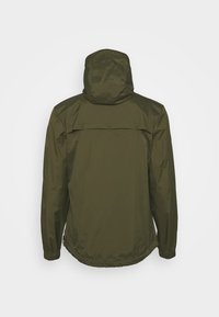 Giacca leggera verde oliva con cappuccio, polsini elasticizzati, taglio dritto e apertura posteriore per la traspirabilità. Materiale resistente e impermeabile.