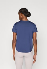 Μπλε ναυτικό κοντομάνικο t-shirt με στρογγυλή λαιμόκοψη και ελαφρώς κυρτή βάση. Κατασκευασμένο από απαλό, ελαφρύ ύφασμα.