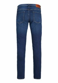Jeans de mezclilla azul con un corte recto, que presentan dos bolsillos traseros y un parche de cuero marrón en la cinturilla. Costuras clásicas en todo.