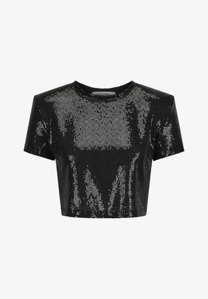 Top noir court en tissu pailleté, avec un col rond et des manches courtes. La texture est brillante et réfléchissante.