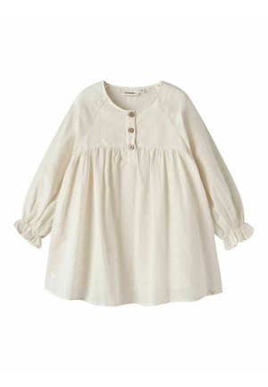 Robe bébé crème à manches longues avec encolure ronde, trois boutons en bois, taille froncée, et détails de broderie en dentelle sur le devant et les manches.