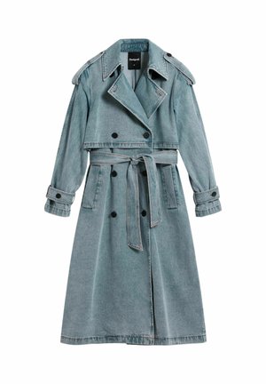 Šviesiai mėlynas džinsinis tranšėjos paltas su dvigubo sagstymo mygtukais, su diržu liemenyje ir plačiais atlapais. Turi ilgus rankovus ir siuvinėtus detalių akcentus.