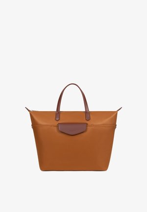 Borsa tote in pelle marrone con due manici e una piccola tasca frontale con patta, su sfondo bianco semplice.