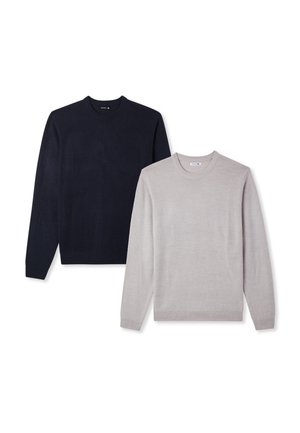 Due maglioni: uno blu navy e uno grigio chiaro. Entrambi presentano un collo a giro, maniche lunghe e una texture a maglia liscia.
