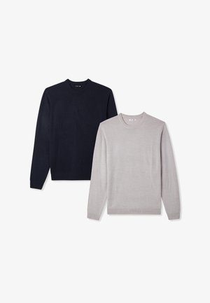 Due maglioni: uno blu navy e uno grigio chiaro. Entrambi presentano un collo a giro, maniche lunghe e una texture a maglia liscia.