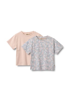 To kortærmede børne-T-shirts, en ensfarvet beige og en lys med små blå blomsterprint, lagt fladt på en hvid baggrund.