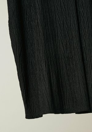 Zwart textuurstof met een gekreukeld patroon, met een vloeiende uitstraling en een onregelmatige zoom. Het materiaal lijkt lichtgewicht en zacht.