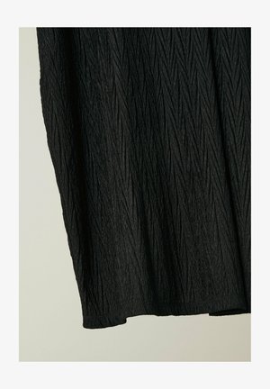 Tissu noir texturé avec un motif froncé, présentant un design fluide et un ourlet irrégulier. Le matériau semble léger et doux.