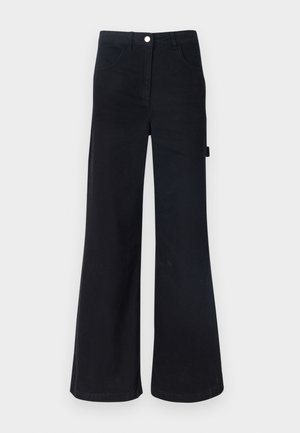 Schwarze, hoch taillierte, ausgestellt geschnittene Hose aus robustem Material. Zu den Merkmalen gehören fünf Taschen und ein Metallknopfverschluss an der Taille.