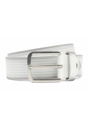 Weißer Ledergürtel mit kleinen perforierten Punkten und einer silberfarbenen rechteckigen Metallschnalle, auf weißem Hintergrund aufgewickelt.