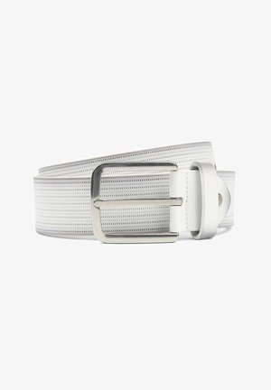 Weißer Ledergürtel mit kleinen perforierten Punkten und einer silberfarbenen rechteckigen Metallschnalle, auf weißem Hintergrund aufgewickelt.