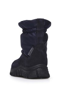 Mörkblå isolerad ankelsko med en mjuk, vadderad ovandel, texturerad mocka underdel och robust svart gummisula. Har vattentålig märkning.