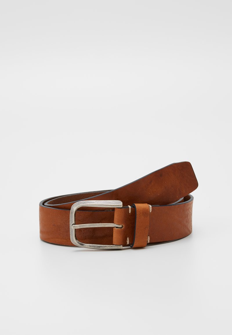 Cintura in pelle marrone con una fibbia rettangolare in argento, caratterizzata da una texture liscia e da un design semplice. Le estremità si assottigliano a una forma arrotondata.
